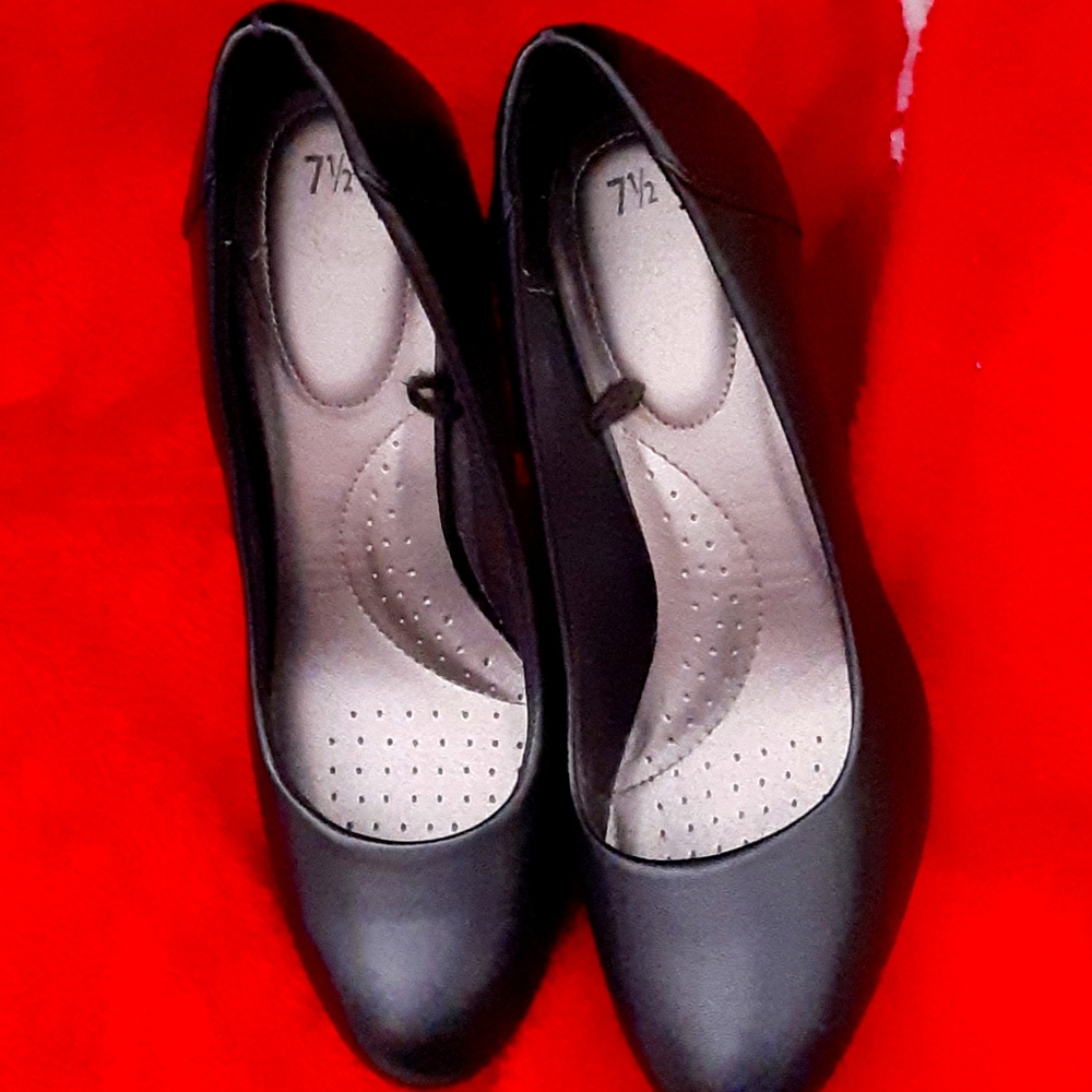 Women's black pumps